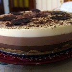 Tarta Tres Chocolates decorada con Cacao