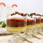 trifle de flan de vainilla chocolate fresas y nata